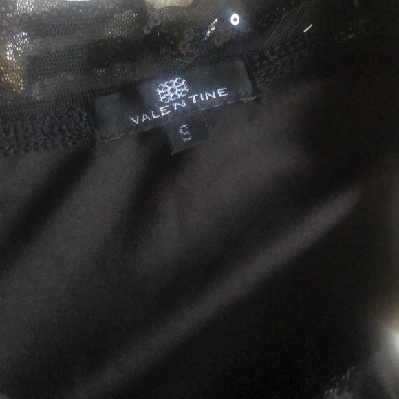 🌺🌺 SOLD SOLD SOLD Black & Gold ruffle Shoulder - Picture 7 of 8